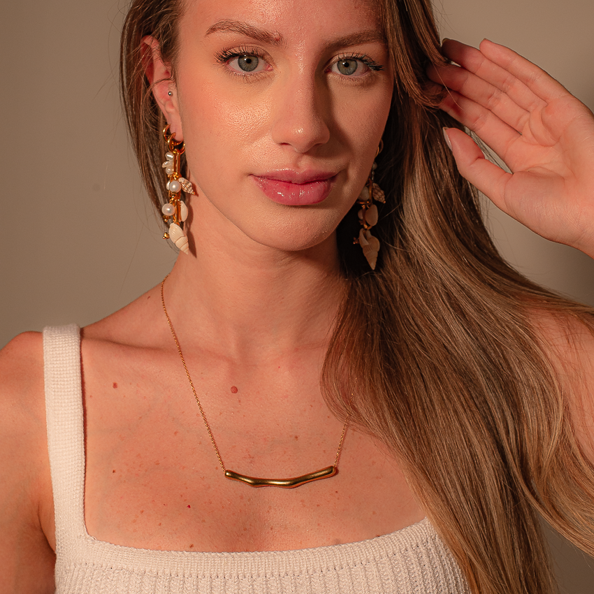colar longo coral dourado