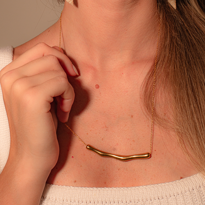 colar longo coral dourado