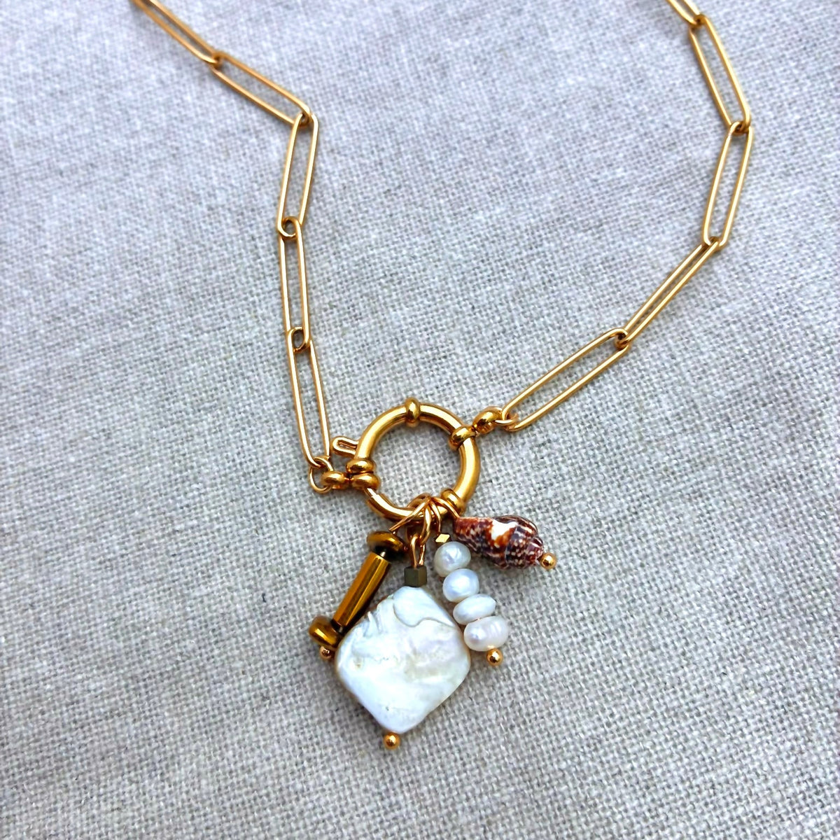 colar charm pérolas