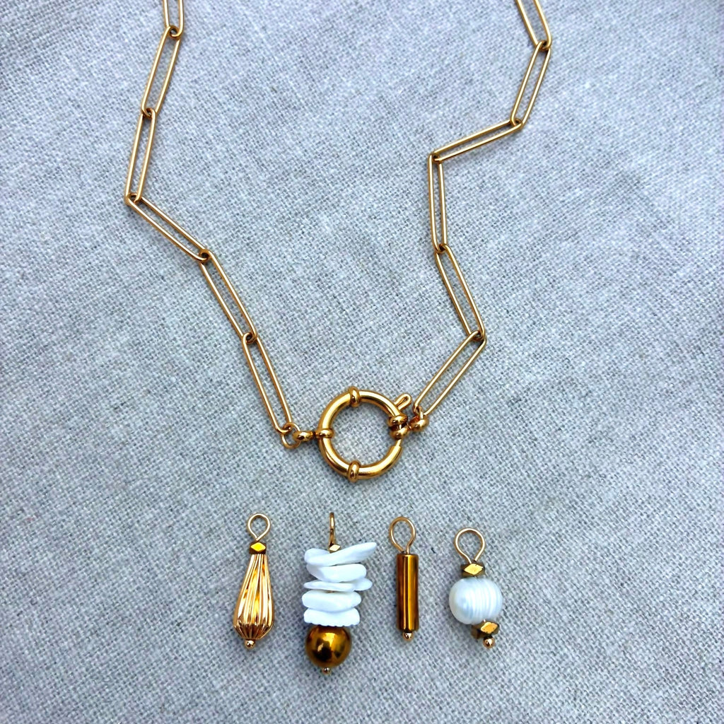 colar charm pérolas