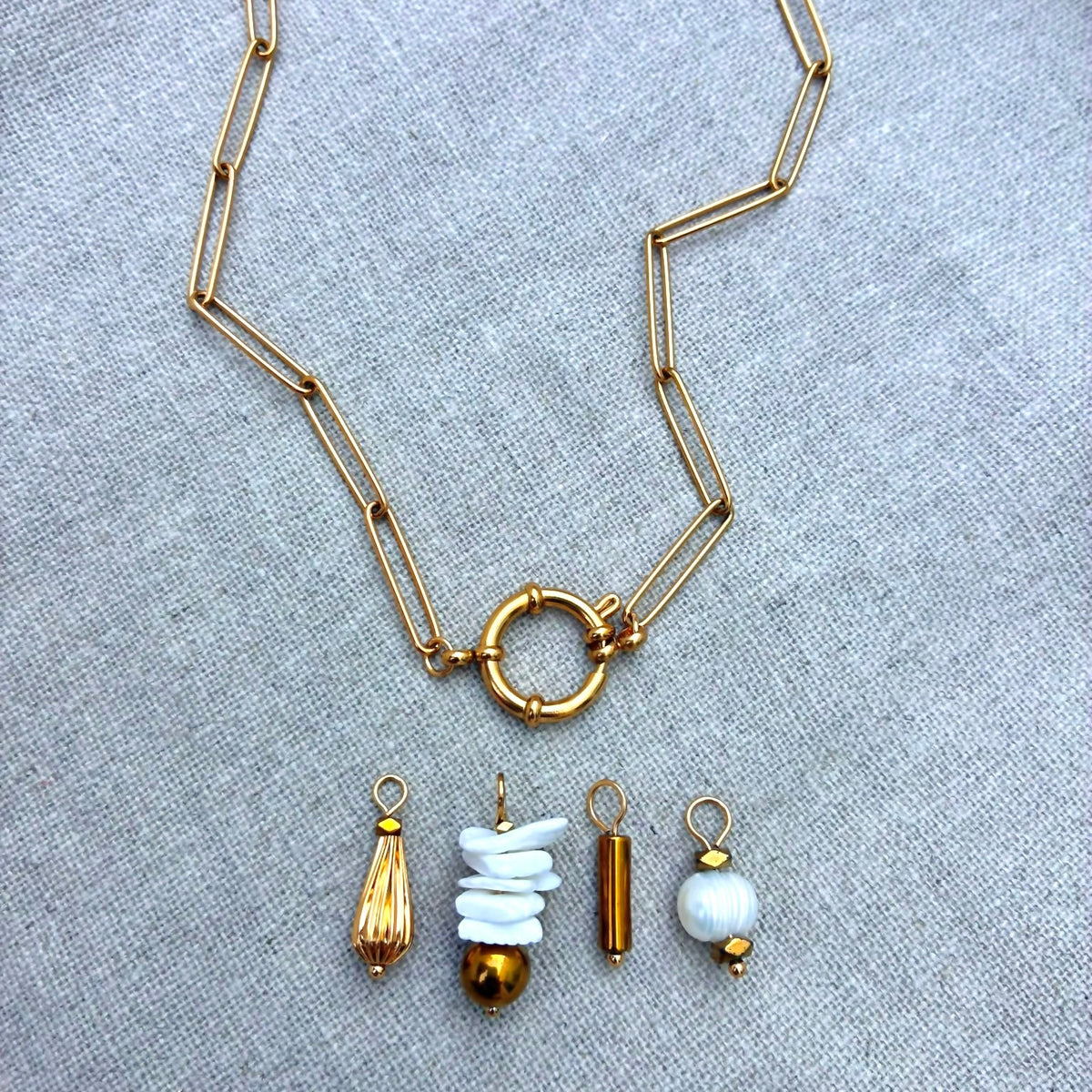 colar charm pérolas