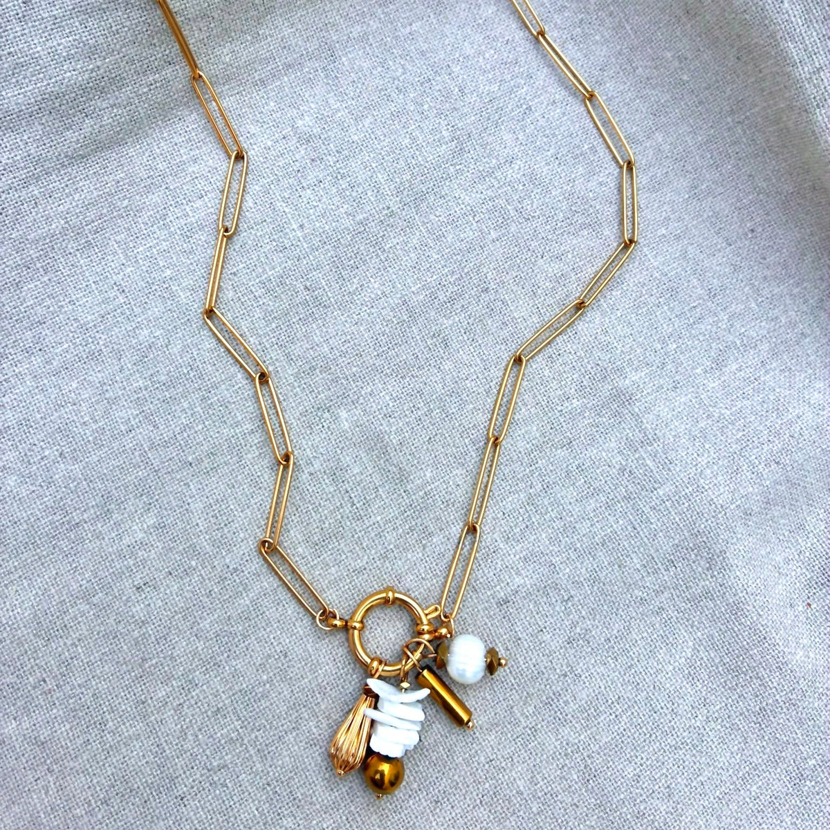 colar charm pérolas