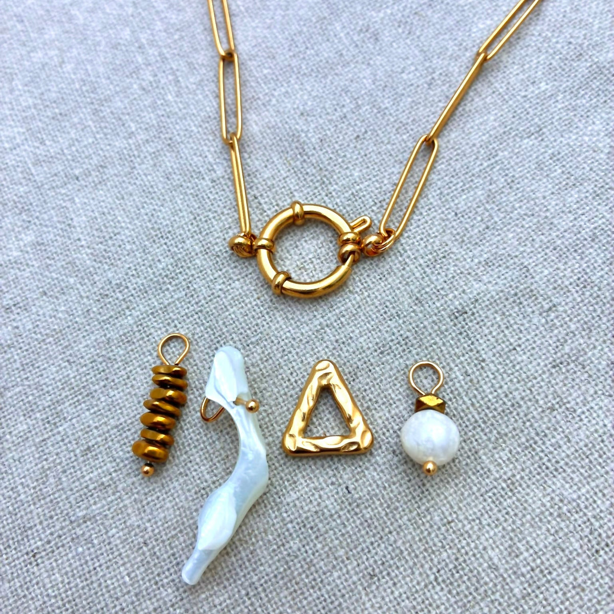 colar charm pérolas