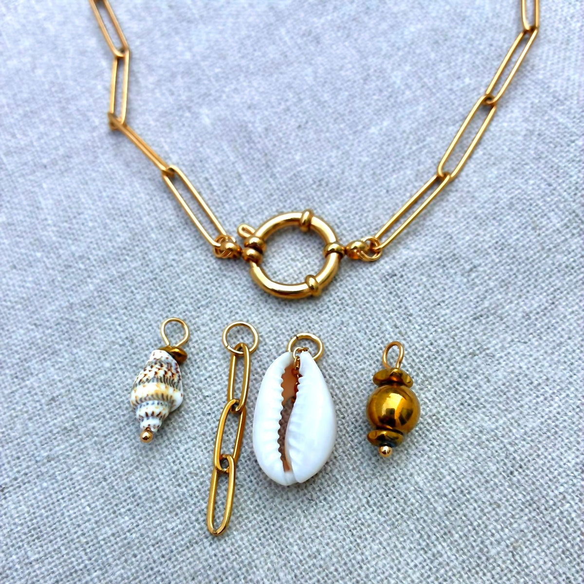 colar charm pérolas