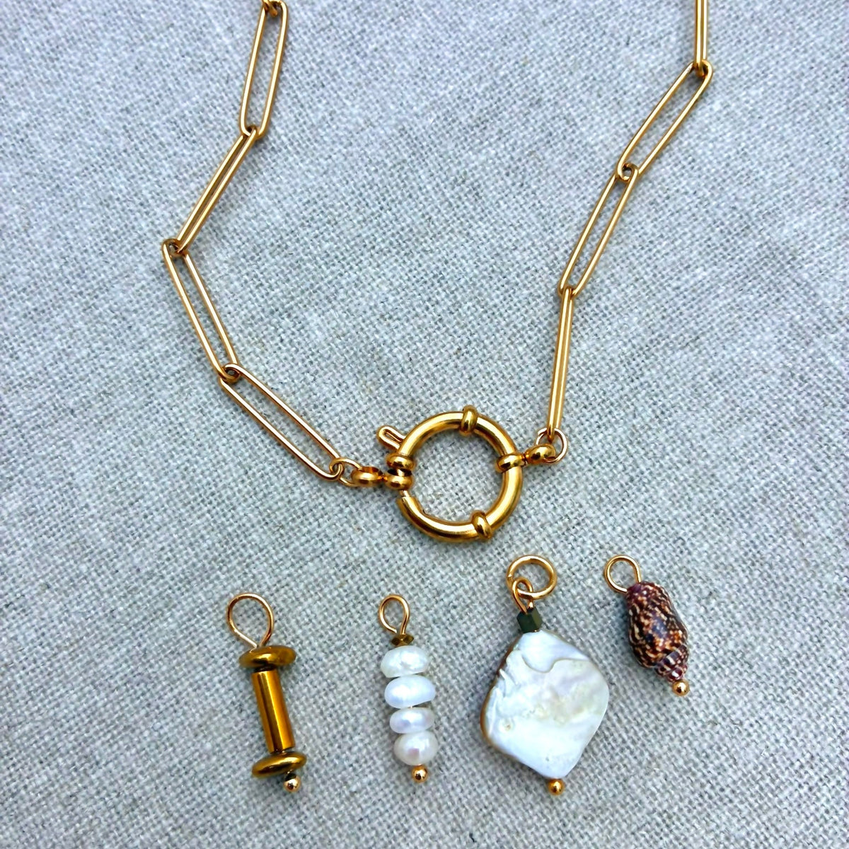 colar charm pérolas