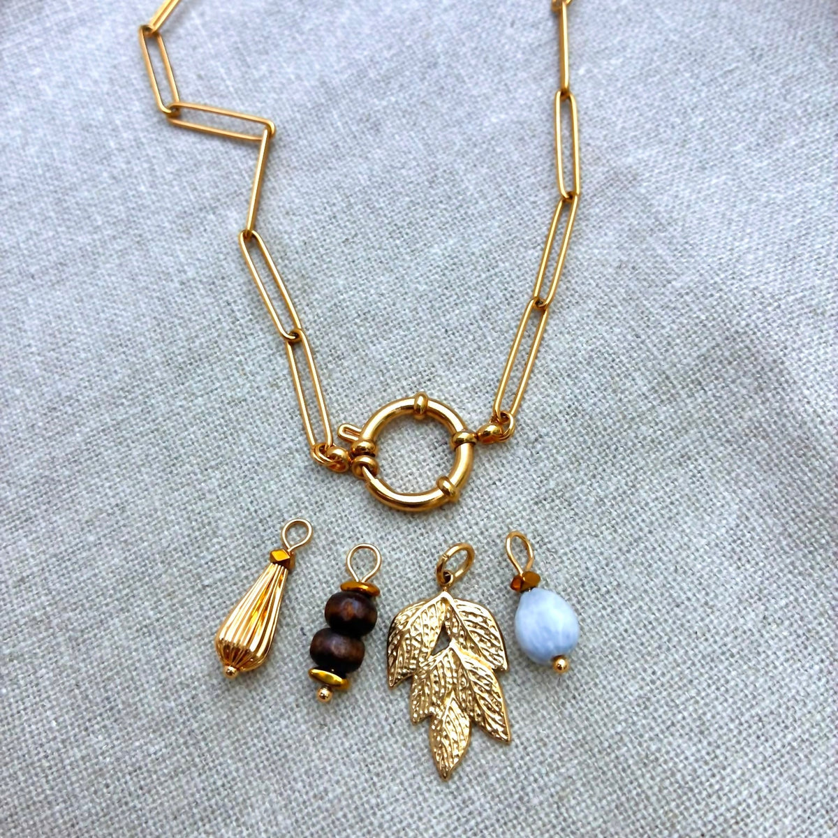 colar charms sementes