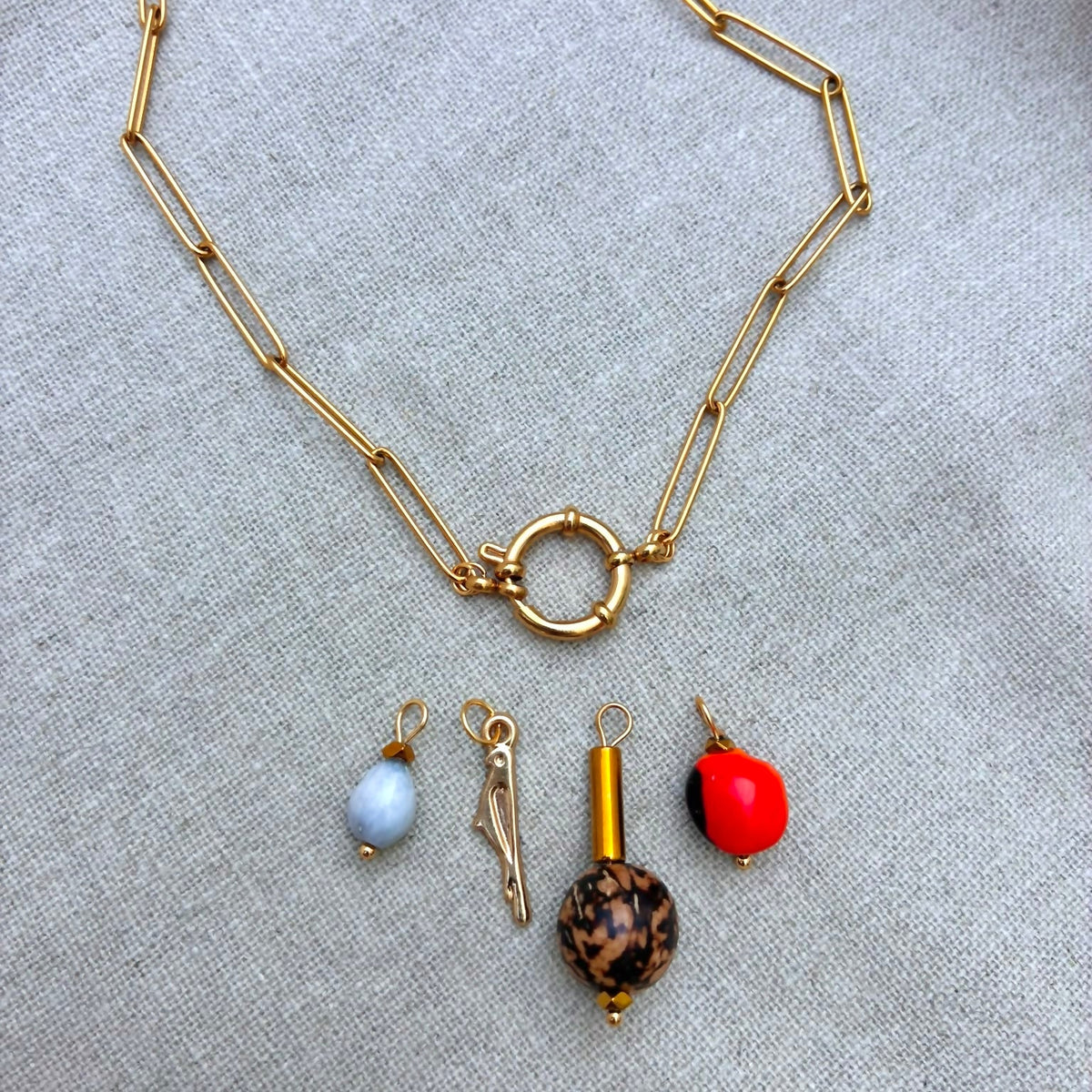 colar charms sementes